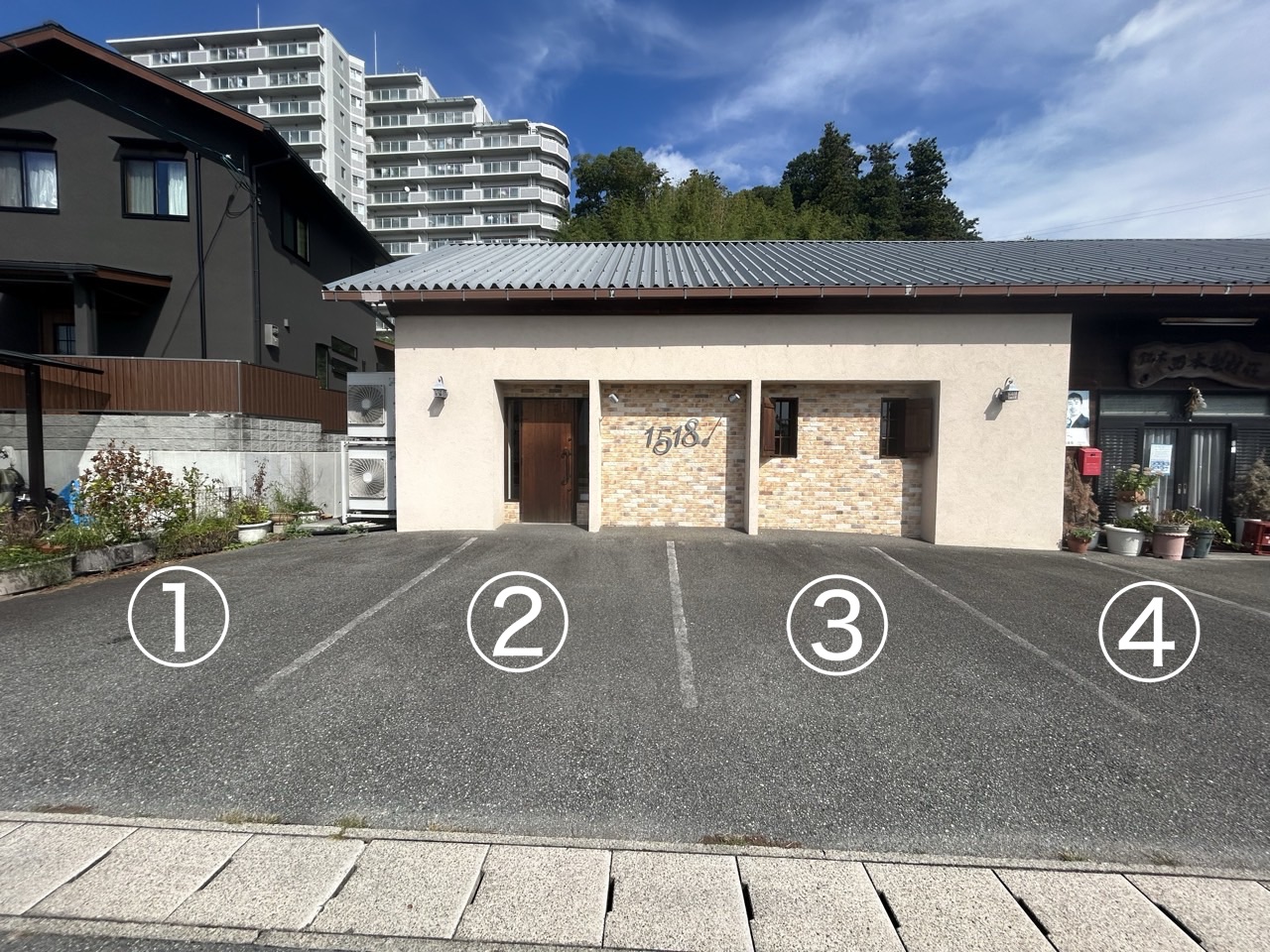 店舗前の駐車場（4台）